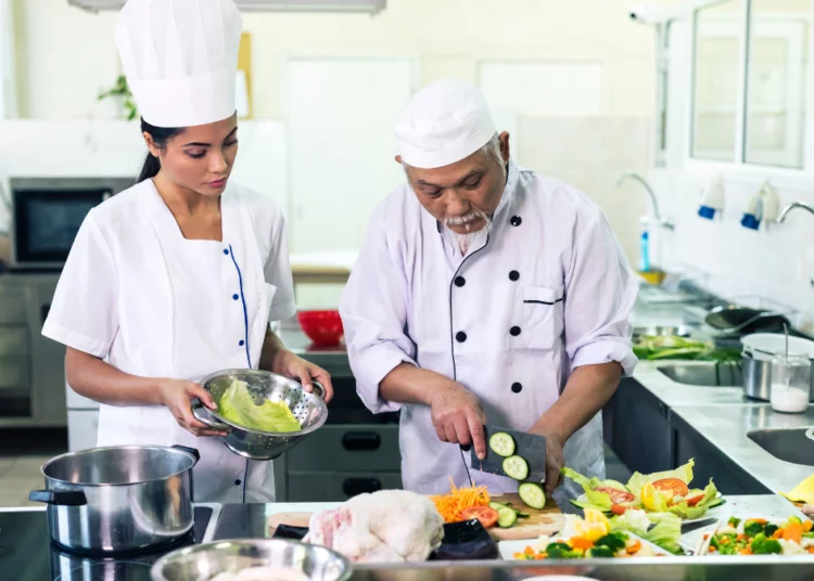 Peran Penting Cook Helper dalam Industri Perhotelan