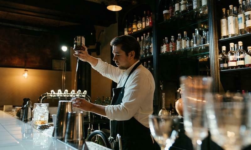 Pengertian dan Peran Bartender dalam Industri Perhotelan