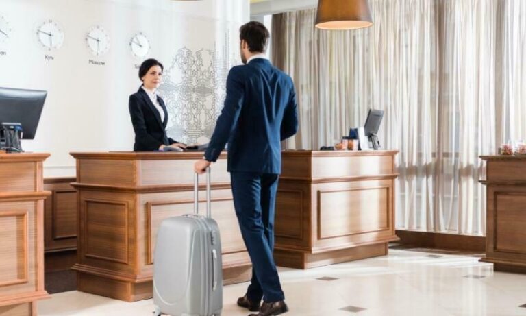 Front Desk Agent Adalah