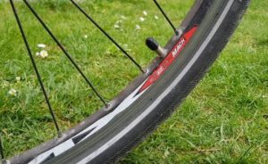 posisi Tyre valve atau katup ban atau pentil ban, pada ban sepeda
ISO 3877-2 tyre valve, pentil ban