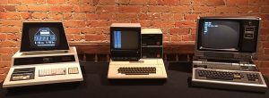 <!-- wp:paragraph -->
<p>Contoh microcomputer yang sering digunakan sebagai komputer rumahan 8-bit adalah :</p>
<!-- /wp:paragraph -->
<!-- wp:list -->
<ul><li>Commodore PET 2001</li><li>Apple II</li><li>TRS-80 Model 1</li></ul>
<!-- /wp:list -->