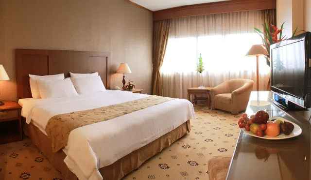 Alasan Utama Mengapa di Hotel Tidak Ada Guling?