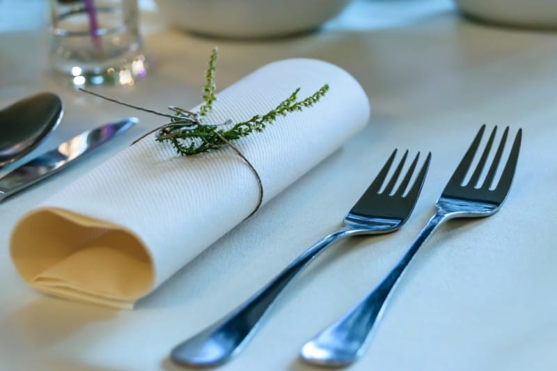 Napkin dalam Industri Perhotelan: Peran Napkin dalam Etika Makan