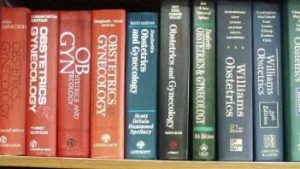 ISO 6357 judul punggung buku - spine title
contoh gambar posisi spine atau punggung buku yang akan terlihat ketika buku-buku diletakkan secara berjajar pada rak buku